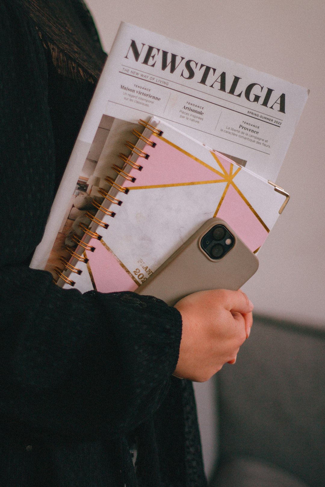 Organisation au bureau avec des carnets et téléphone entre les mains.